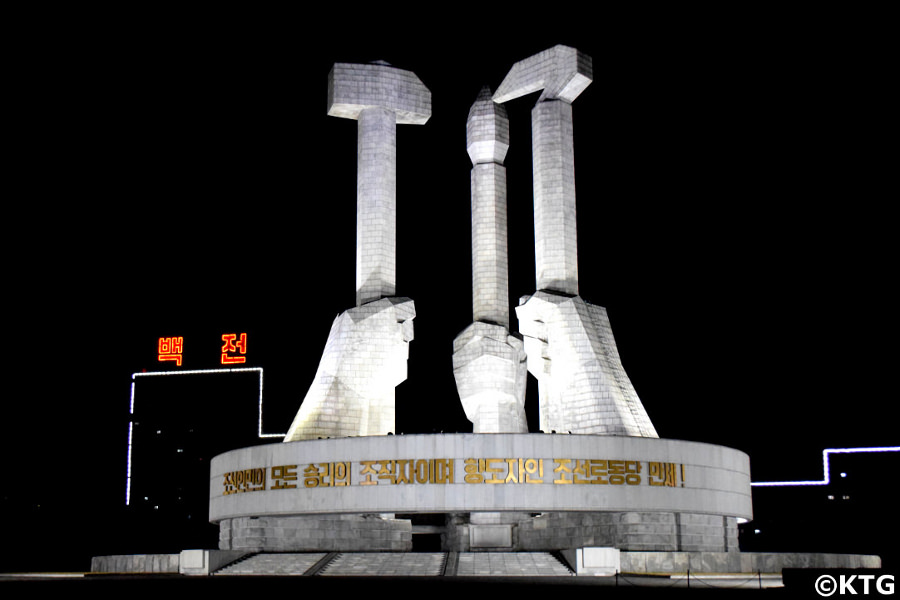 Vista de noche del monumento de la Fundación del Partido de los Trabajadores de Corea en Pyongyang, Corea del Norte