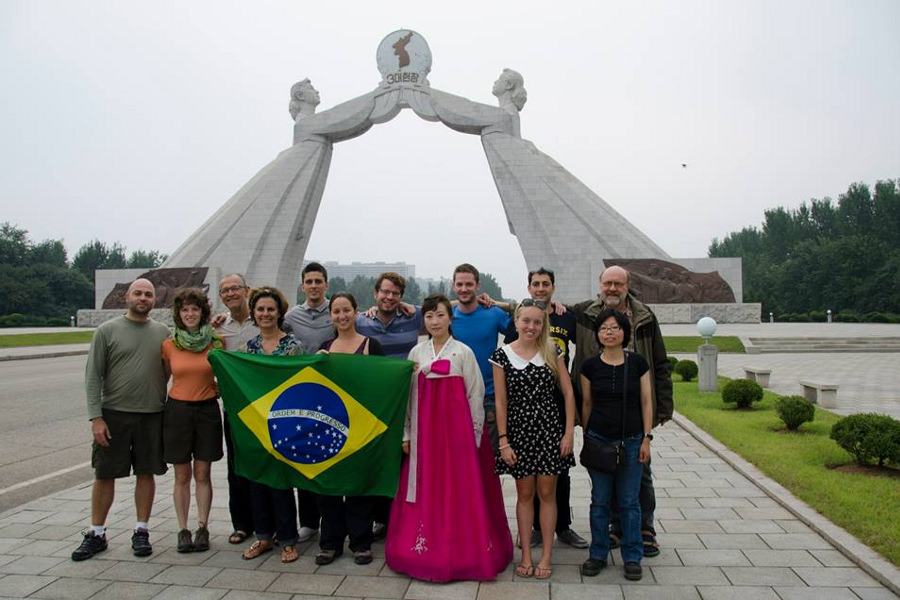 Grupo de brasileiros pelo monumento à reunificação em Pyongyang, Coréia do Norte (RPDC) com a KTG Tours