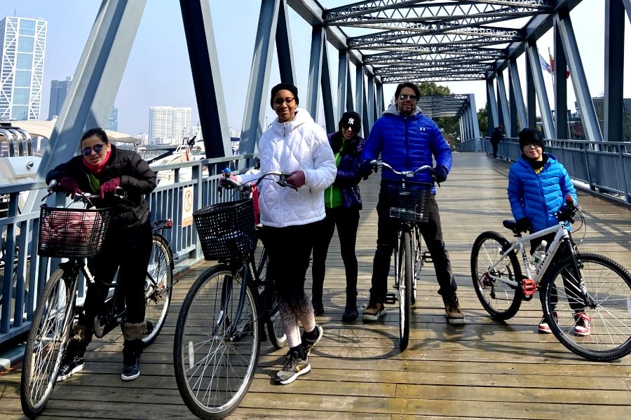 Cruzando un puente sobre el río Wusong, también llamado río Suzhou en Shanghái, China, durante una excursión en bicicleta