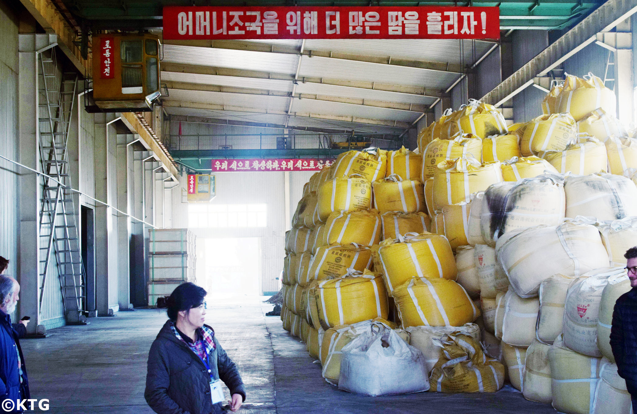 Fábrica de producción de cristal cerca de Nampo en Corea del Norte. Foto viajes KTG