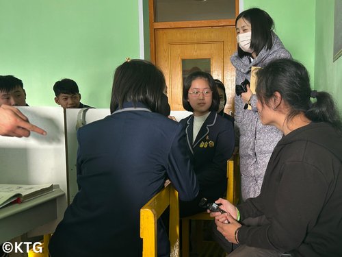viajero de KTG charlando con estudiantes en Rason, Corea del Norte 2025