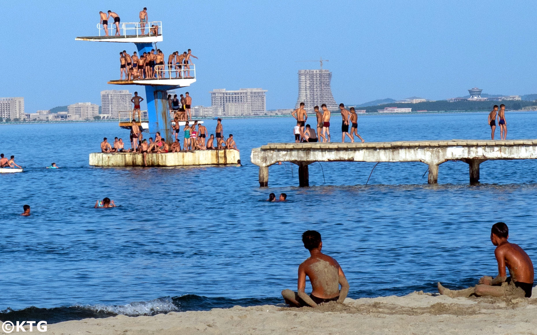 Norcoreanos en la playa Songdowon en la ciudad de Wonsan, provincia de Kangwon, Corea del Norte (RPDC). Viaje organizado por KTG Tours