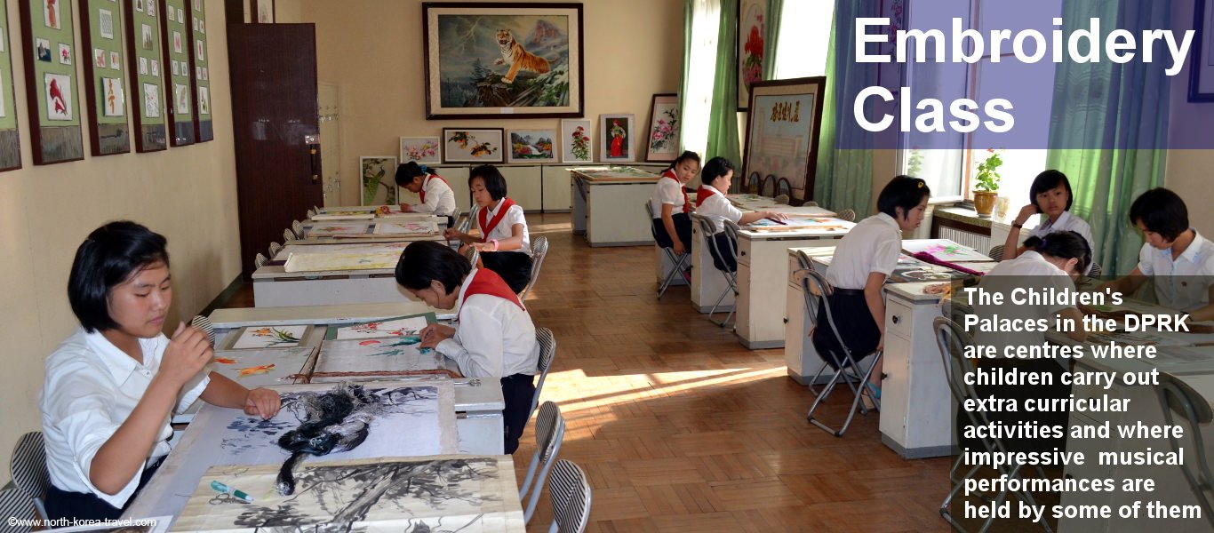 Enfants en Corée du Nord suivant un cours de calligraphie