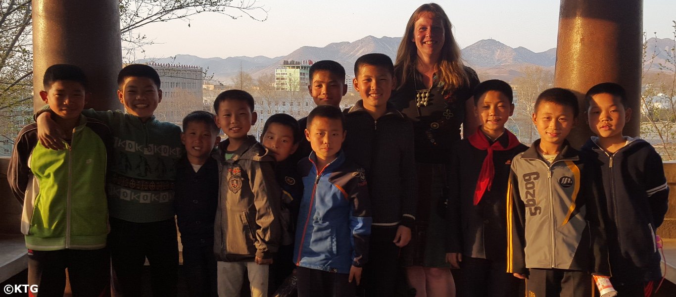 Niños en Corea del Norte con una viajera de KTG