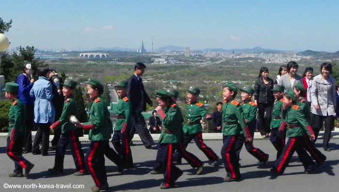 Niños en el Cementerio de los Mártires Revolucionarios de Corea del Norte a las afueras de Pyongyang