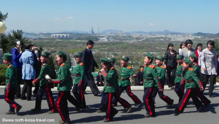 Niños en el Cementerio de los Mártires Revolucionarios de Corea del Norte a las afueras de Pyongyang