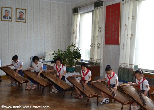 Niños tocando instrumentos tradicionales coreanos en el Palacio de los Niños, Pyongyang.