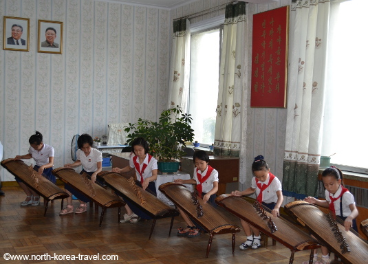 Kinder mit traditionellen koreanischen Instrumenten im Kinderpalast, Pyongyang.