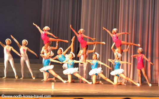 Actuación acrobática en el Palacio de los Niños en Pyongyang, Corea del Norte