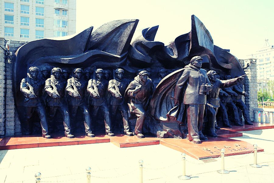 Estatua de bronce de soldados chinos en Dandong, China, en la frontera con Corea del Norte. Viaje organizado por KTG tours