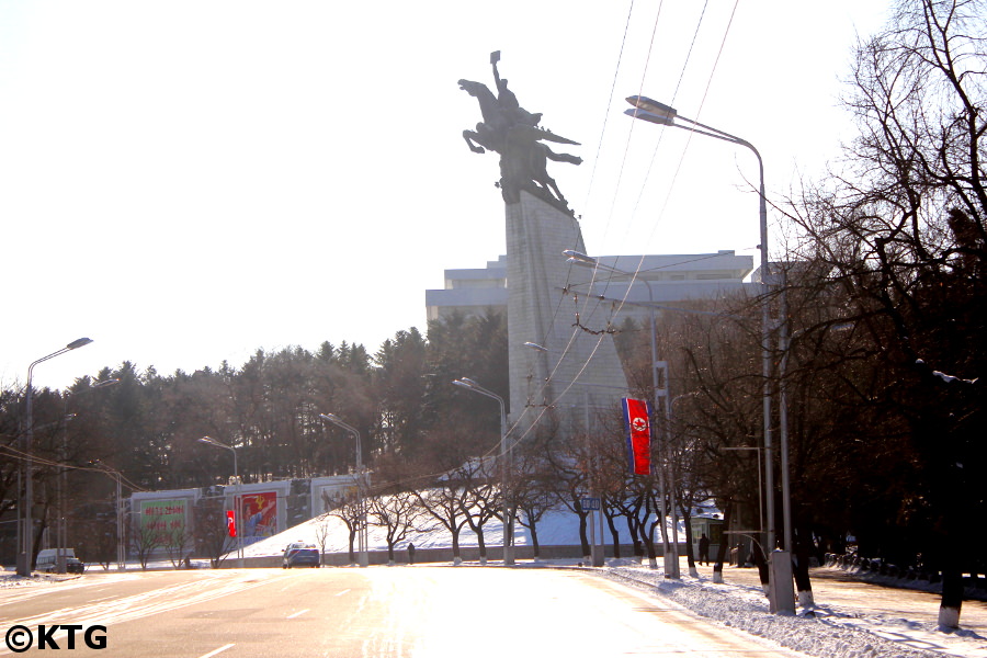 Statue de Chollima en hiver à Pyongyang, capitale de la Corée du Nord. Photo de la Corée du Nord prise par les experts en voyages de la RPDC KTG Tours.