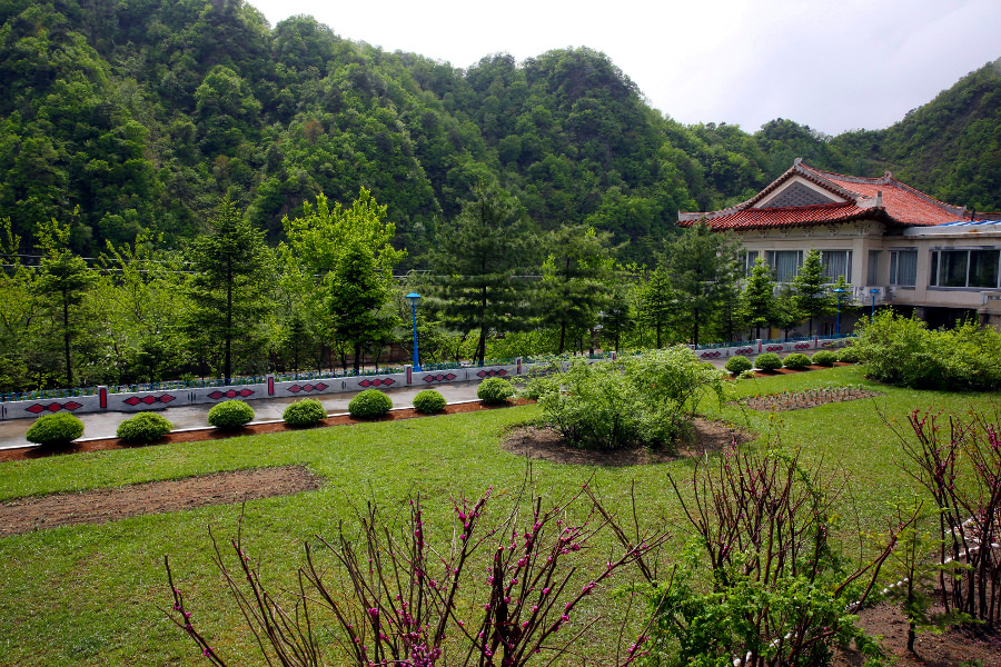 Vedute dell'Hotel Chongchon nella città di Hyangsan sul Monte Myohyang, Corea del Nord (RPDC)
