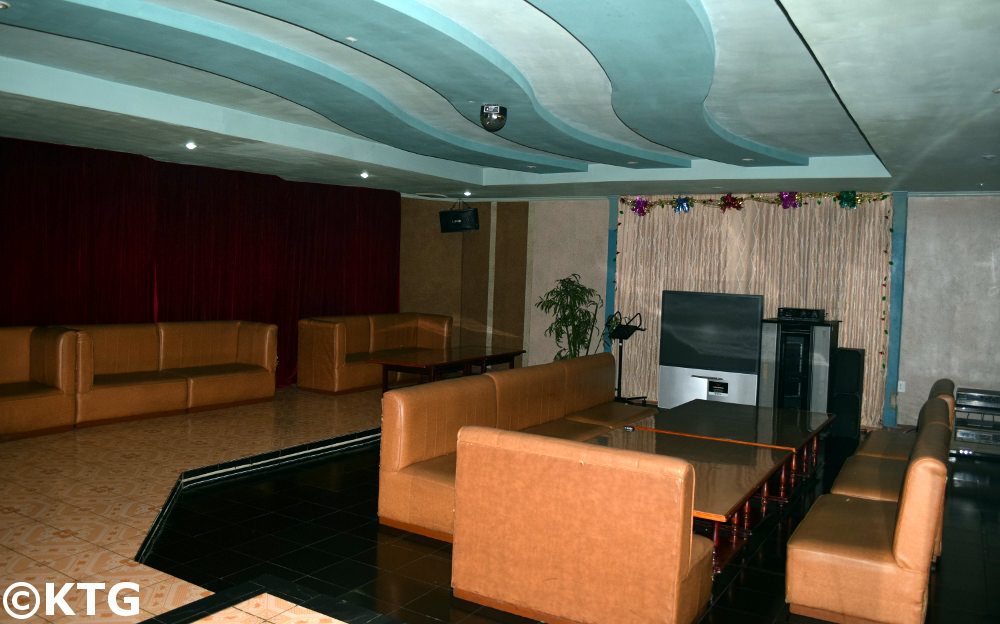 Salle de karaoké au Chongnyon Hotel, Youth Hotel à Pyongyang en Corée du Nord. Photo prise par KTG Tours