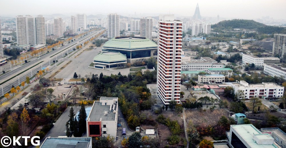 Vistas del circo de Pyongyang y del Hotel Ryugyong desde el Hotel Chongnyon (Hotel de la Juventud) en Pyongyang, Corea del Norte (RPDC)