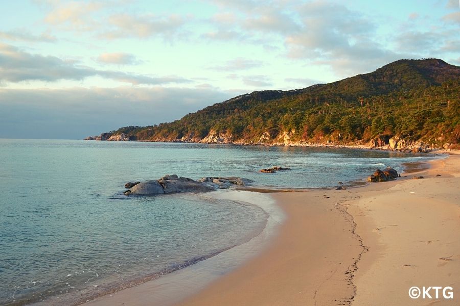 La plage de Chujin à Rason, à l'extrême est de la Corée du Nord, RPDC. Voyage organisé par KTG Tours.