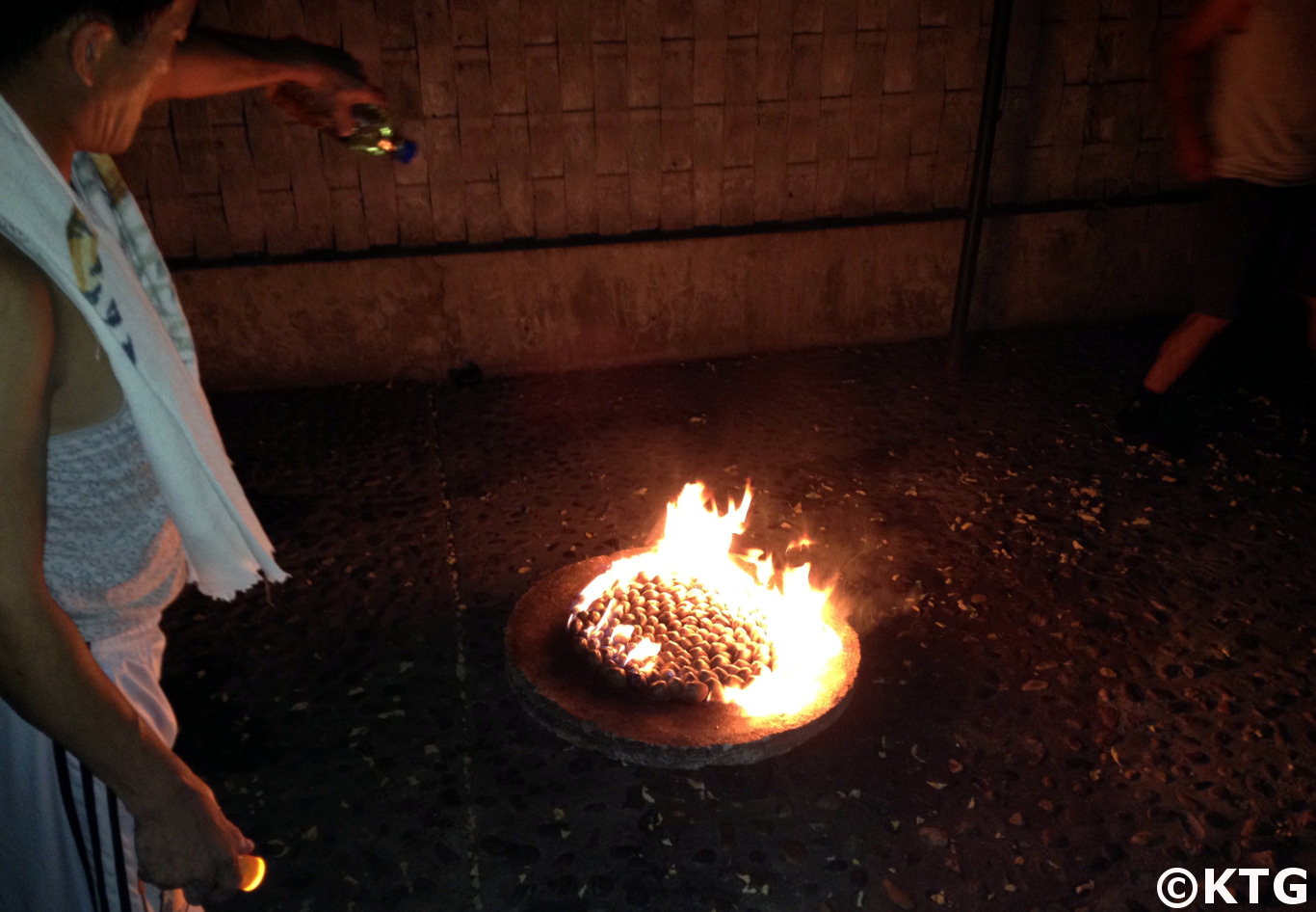 BBQ aux palourdes à essence à la plage a Majon, à Humhang près de Hamhung en Corée du Nord. Voyage avec KTG Tours