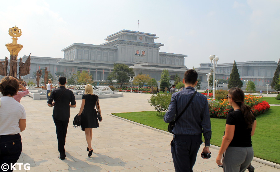 Douves entourant le Kumsusan Memorial Palace à Pyongyang, Corée du Nord. C'est l'endroit le plus sacré de la RPDC. Voyage organisé par KTG Tours