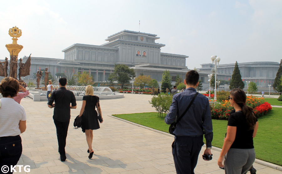 Foso que rodea el Palacio Conmemorativo Kumsusan en Pyongyang, Corea del Norte. Este es el lugar más sagrado de la RPDC. Viaje organizado por KTG Tours