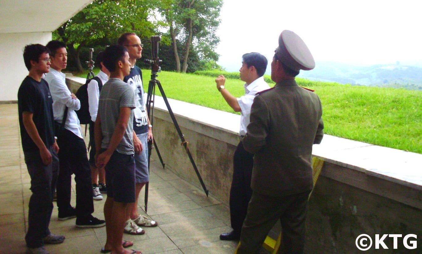 El oficial de Corea del Norte explica a los viajeros de KTG dónde está el Muro de Concreto al otro lado de la DMZ en Corea del Sur. El Coronel de la RPDC responde a cualquier pregunta que podamos tener