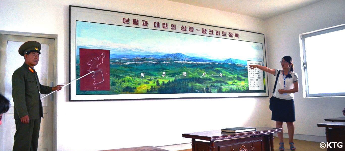 Oficial militar coreano explicando a los viajeros de KTG qué es el muro de hormigón en Corea del Sur. Se encuentra a 27 km de la ciudad de Kaesong en Corea del Norte (RPDC).