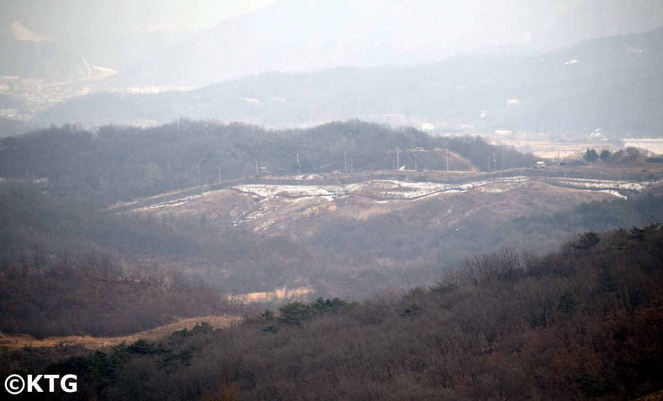 Corea del Norte afirma que Corea del Sur construyó un muro de hormigón a través de la DMZ, es decir, de más de 240 kilómetros de largo. Corea del Sur dice que esto no es cierto. Fotografía realizada por KTG Tours