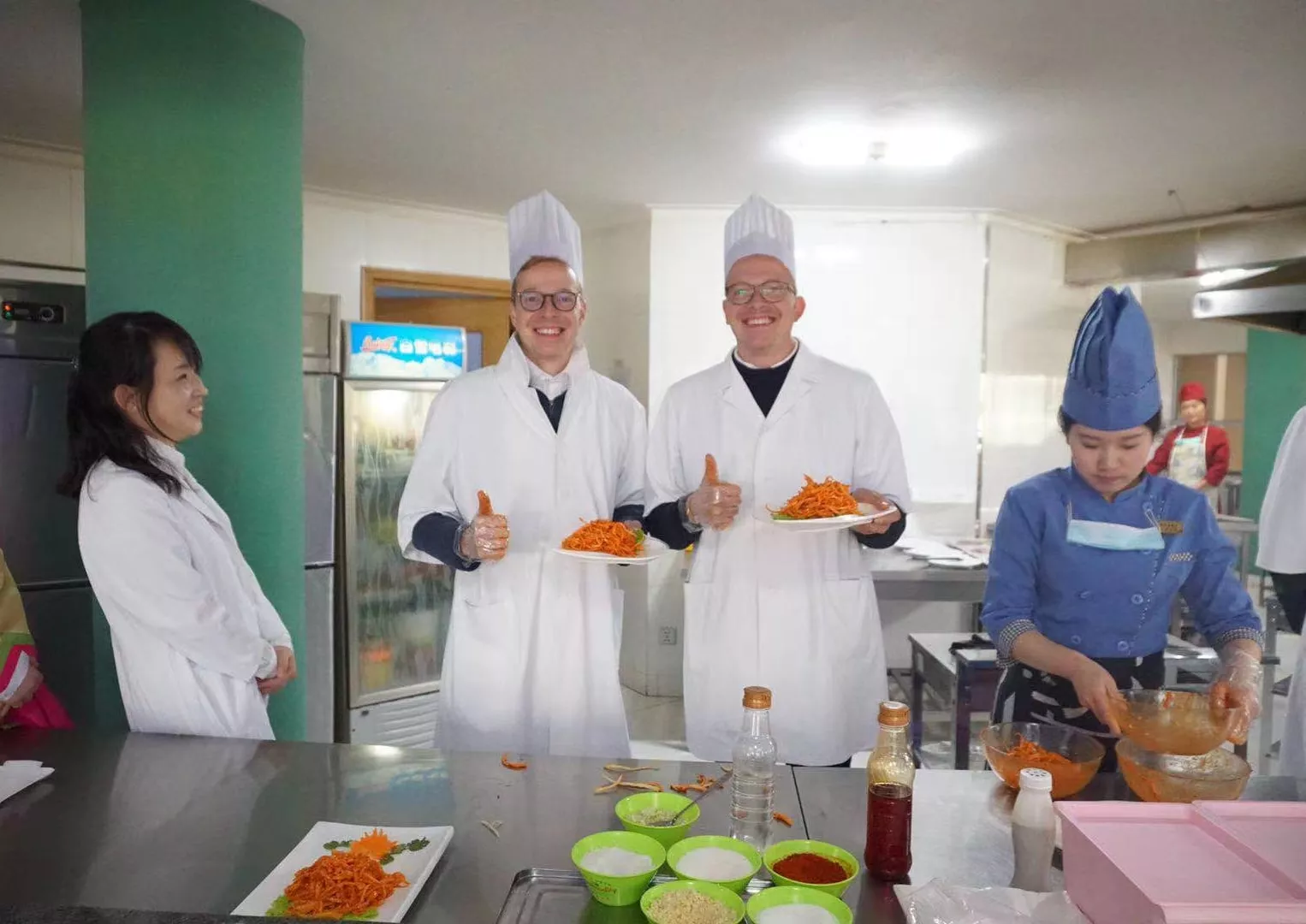 Clase de cocina de comida norcoreana en Pyongyang, capital de Corea del Norte, RPDC. Viaje organizado por KTG Tours