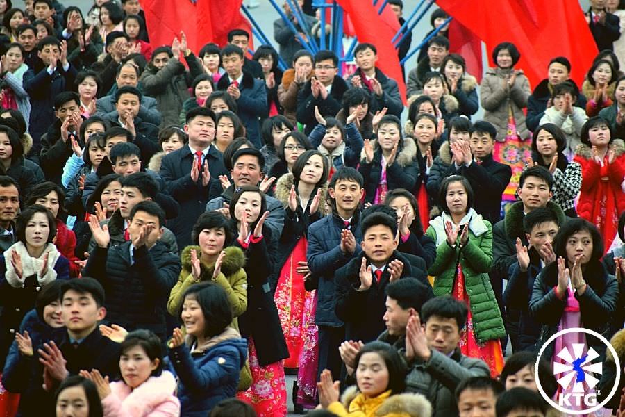 Les jeunes Nord-Coréens applaudissant aux danses de masse à Pyongyang, la capitale de la RPDC, c'est-à-dire la Corée du Nord. Voyage organisé par KTG Tours