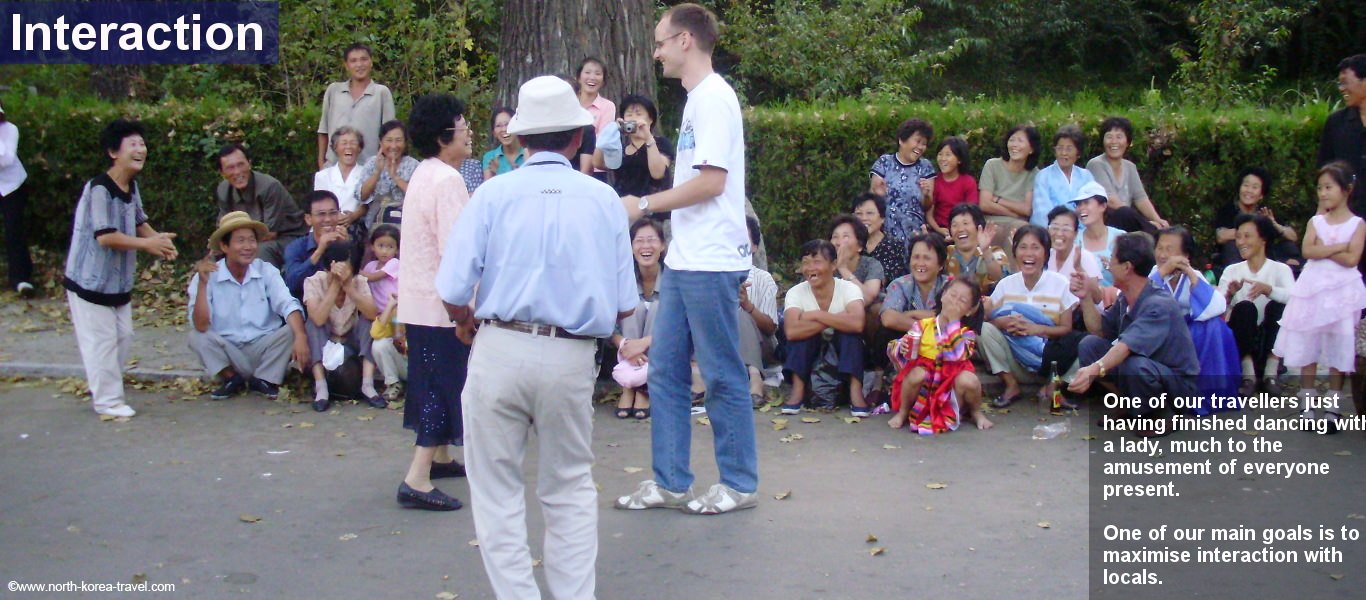 Norcoreanos bailando con un viajero de KTG en Pyongyang