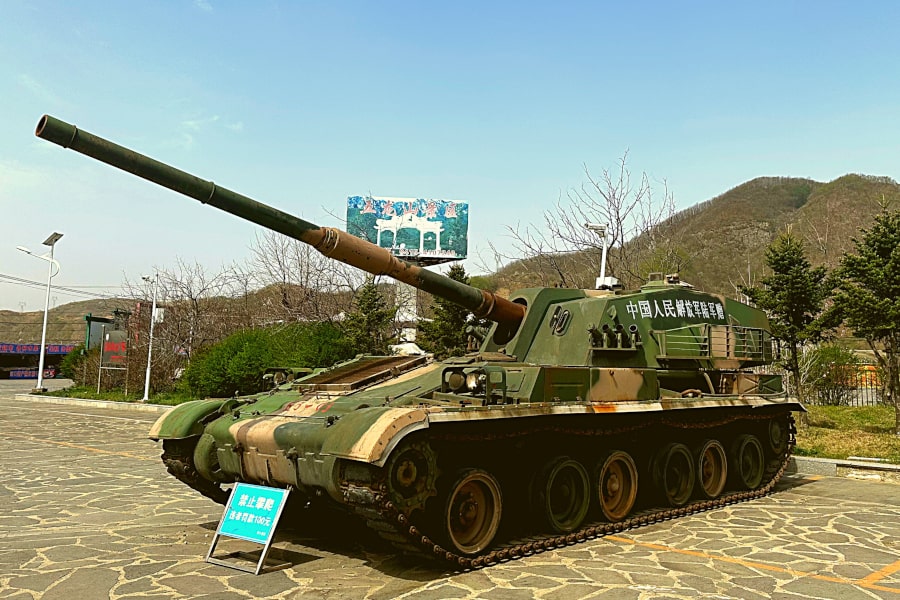 Tanque chino utilizado en la guerra de Corea en la aldea de Hekou, cerca de Dandong, ciudad fronteriza con Corea del Norte (RPDC). Tour organizado por KTG Tours