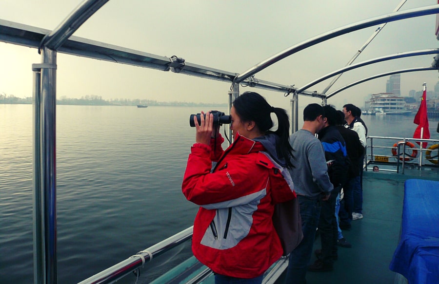 Paseo en barco por el río Yalu, con vistas a la ciudad de Sinuiju en la ciudad de Dandong, provincia de Liaoning en China, ciudad fronteriza con Corea del Norte (RPDC). Tour organizado por KTG Tours