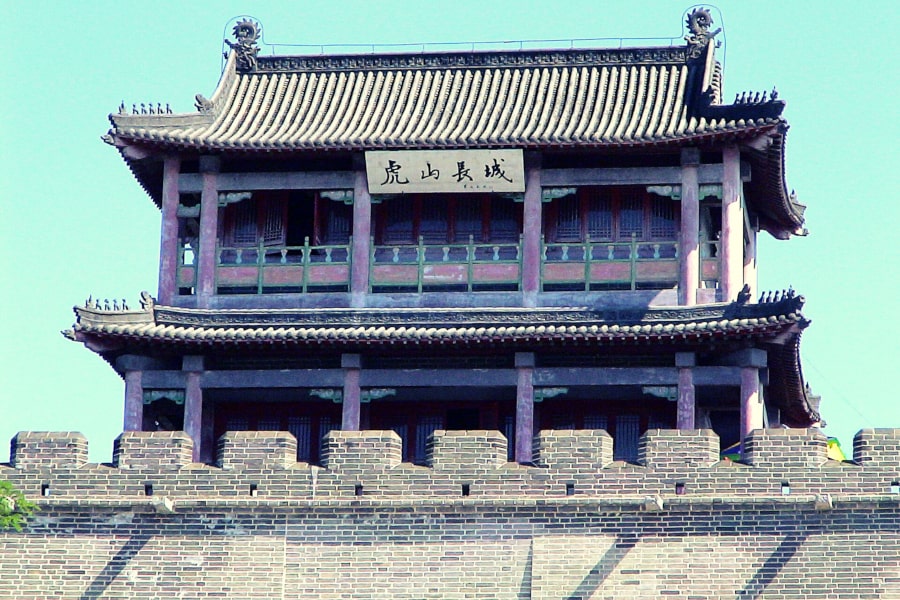 Gran Muralla de la Montaña del Tigre en Dandong, China, cerca de Corea del Norte, RPDC. Viajes organizados por KTG Tours