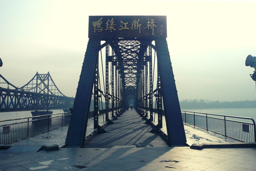 Entrada al puente roto del río Yalu en Dandong, justo enfrente de Sinuiju en Corea del Norte, RPDC. Viaje organizado por KTG Tours