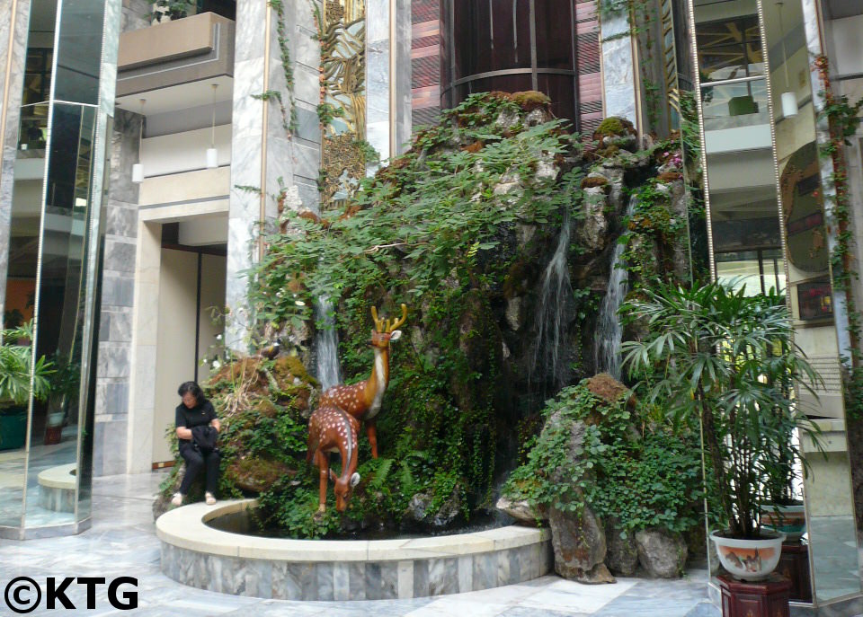 Cerf dans le hall de l'hôtel Hyangsan à Mount Myohyang, Corée du Nord, en 2008 avant sa rénovation. Photo prise par KTG Tours