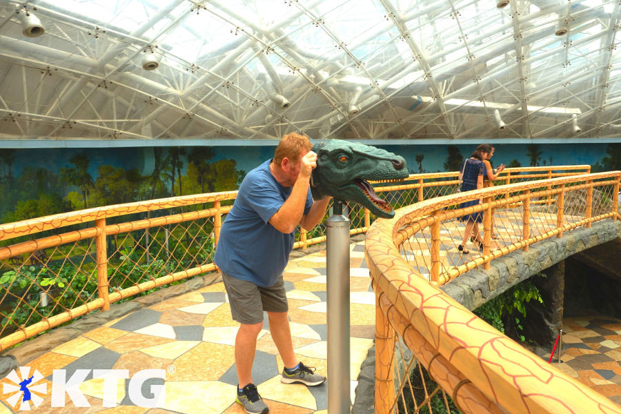 Cara de dinosaurio en el zoológico de Pyongyang en Corea del Norte