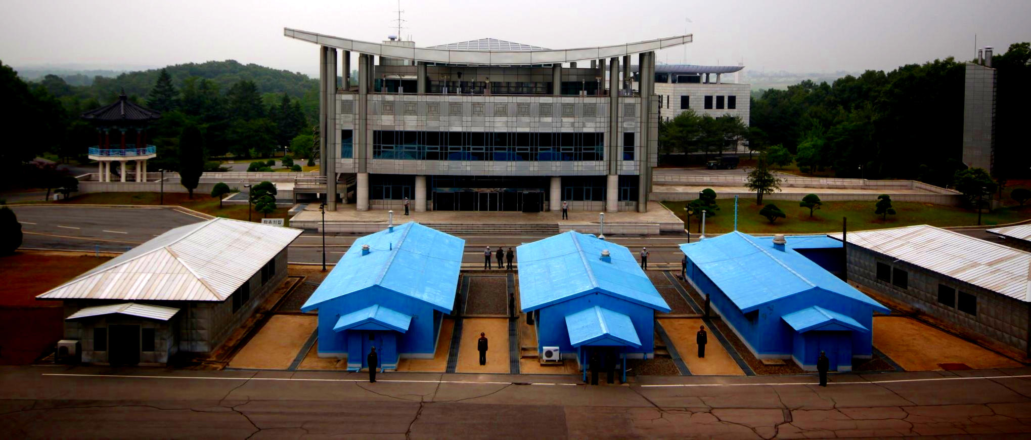 Soldats de la RPDC et de la Corée du Sud à la DMZ (Panmunjom)