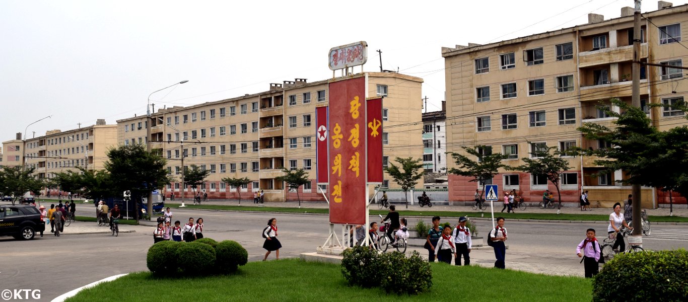 Vistas del centro de Hamhung, el segundo más grande de Corea del Norte, desde el Hotel Sinsunhang, provincia de Hamgyong del Sur, Corea del Norte (RPDC). Viaje organizado por KTG Tours