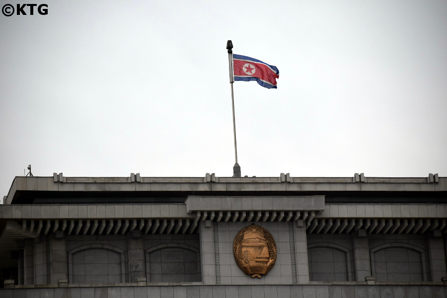 Bandera de Corea del Norte y el emblema de la RPDC en el Palacio del Sol de Kumsusan, también conocido como Palacio Conmemorativo de Kumsusan en Pyongyang, Corea del Norte, RPDC. Viaje organizado por KTG Tours