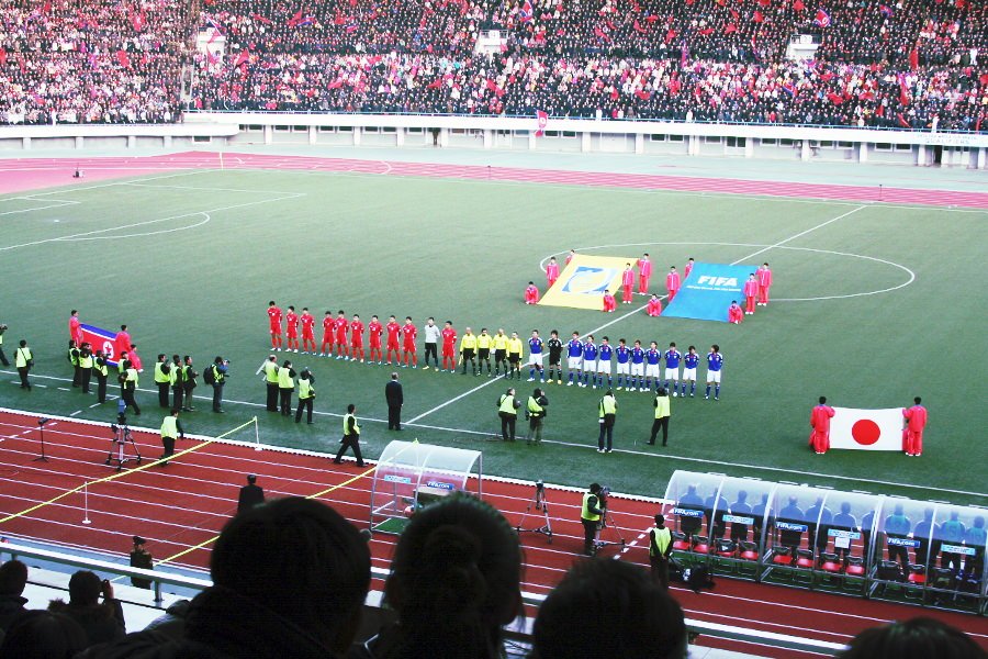 Alineaciones en el partido de clasificación para la Copa Mundial de la FIFA entre Corea del Norte (RPDC) y Japón en 2011. RPDC ganó este partido 1-0