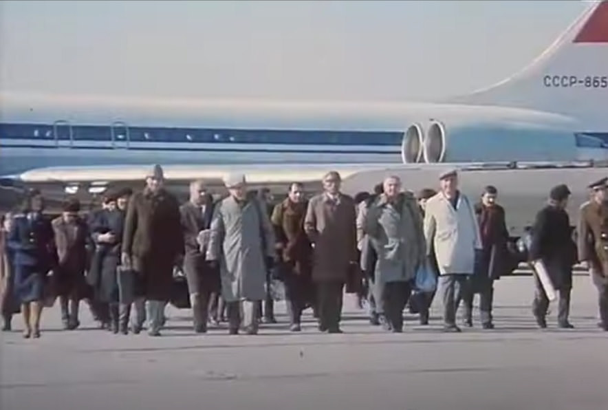 avión de la unión soviética en el aeropuerto de Pyongyang en una película de Corea del Norte