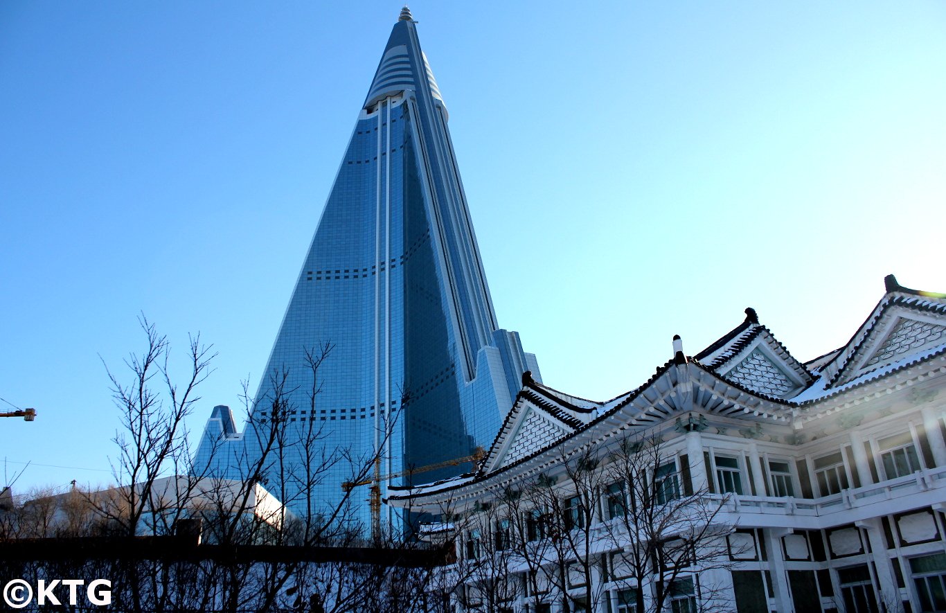 L'hôtel Ryugyong vu de l'Institut national de broderie de Pyongyang, capitale de la Corée du Nord (RPDC). Photos prises par KTG Tours