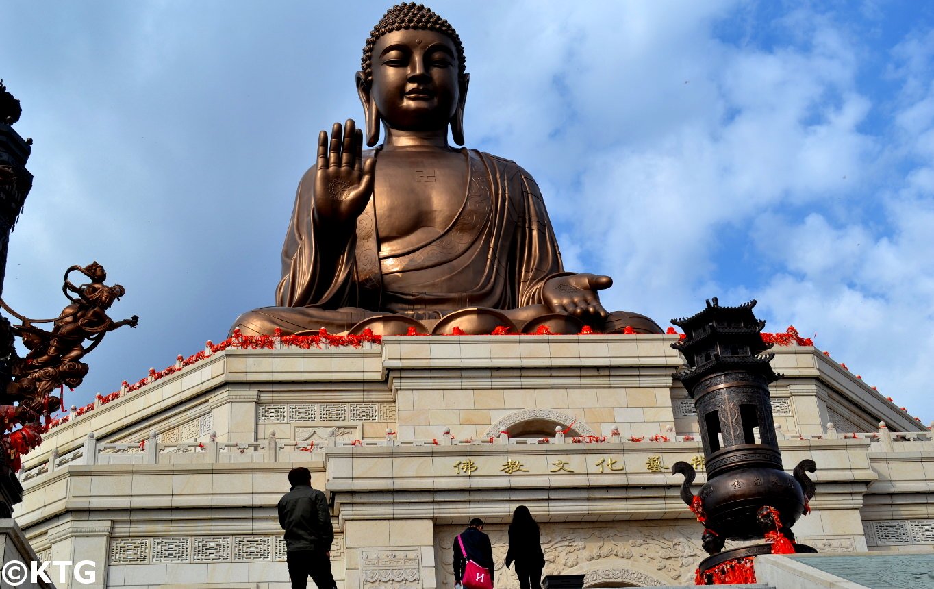 Gigantesca estatua budista en Liu Ding Shan, Dunhua, ciudad de la Prefectura Autónoma coreana en la provincia de Jilin en el noreste de China