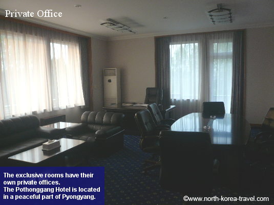 Les chambres exclusives de l'hôtel Pothonggang sont dotées de leurs bureaux privés. L'hôtel est situé dans un quartier tranquille de Pyongyang