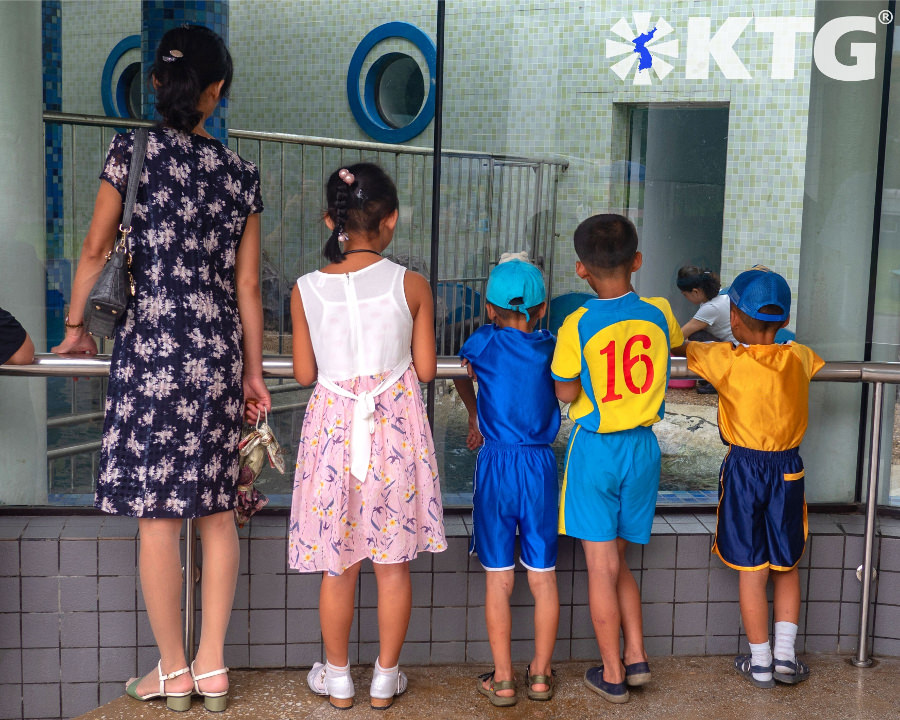 Famille nord-coréenne au zoo central de Pyongyang en Corée du Nord. Bienvenue au zoo de la Corée centrale! Tour organisé par KTG Tours