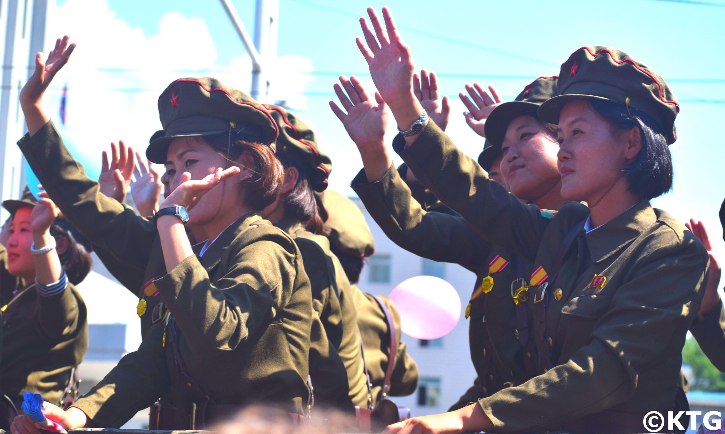 Des femmes soldats nord-coréennes lors d'un défilé militaire à Pyongyang, capitale de la RPDC. Voyage en Corée du Nord organisé par KTG Tours