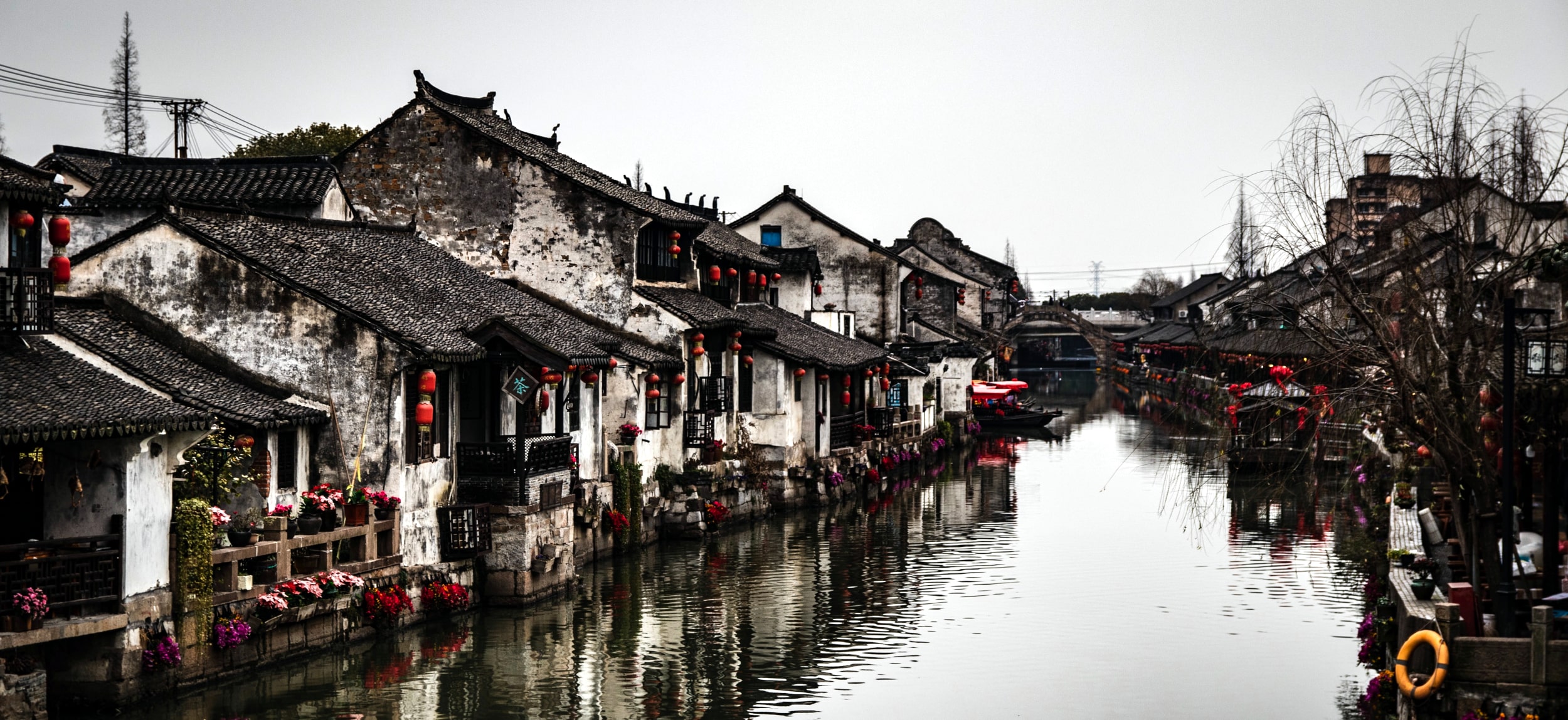 Canal en el antiguo pueblo de Fengjing cerca de Shanghai en China