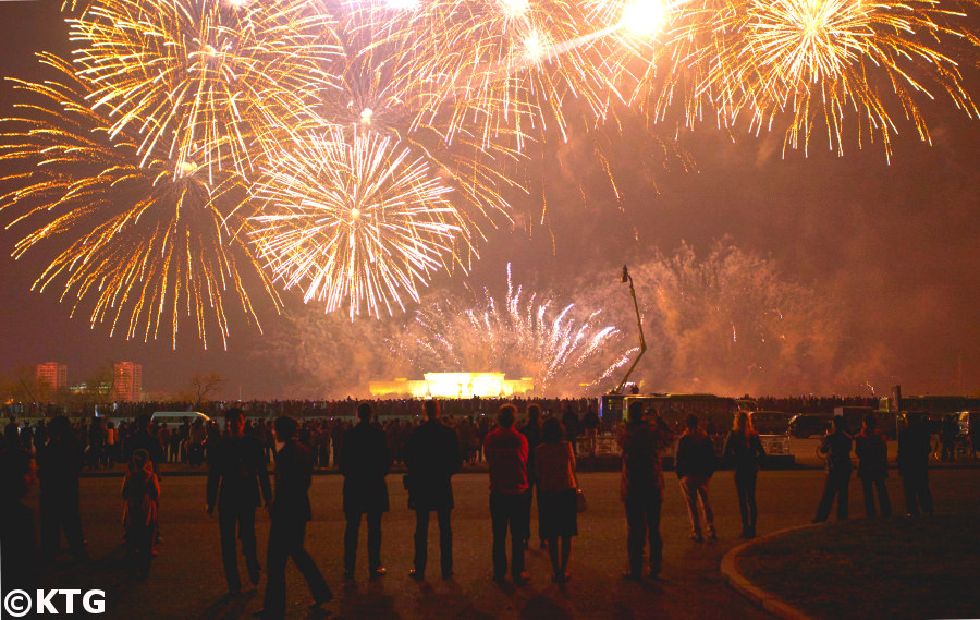 Viajero de KTG bailando con los lugareños en el parque Moran en Pyongyang, capital de Corea del Norte. Miles de lugareños se reúnen aquí el 25 de abril para comer, beber y bailar para celebrar el cumpleaños del presidente Kim Il Sung. Fotografía realizada por KTG Tours