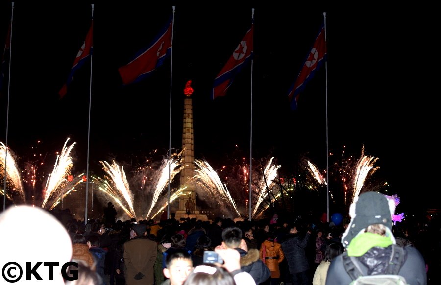 Fuegos artificiales el 16 de febrero para celebrar el cumpleaños del presidente Kim Jong Il. Fotografía realizada por KTG Tours