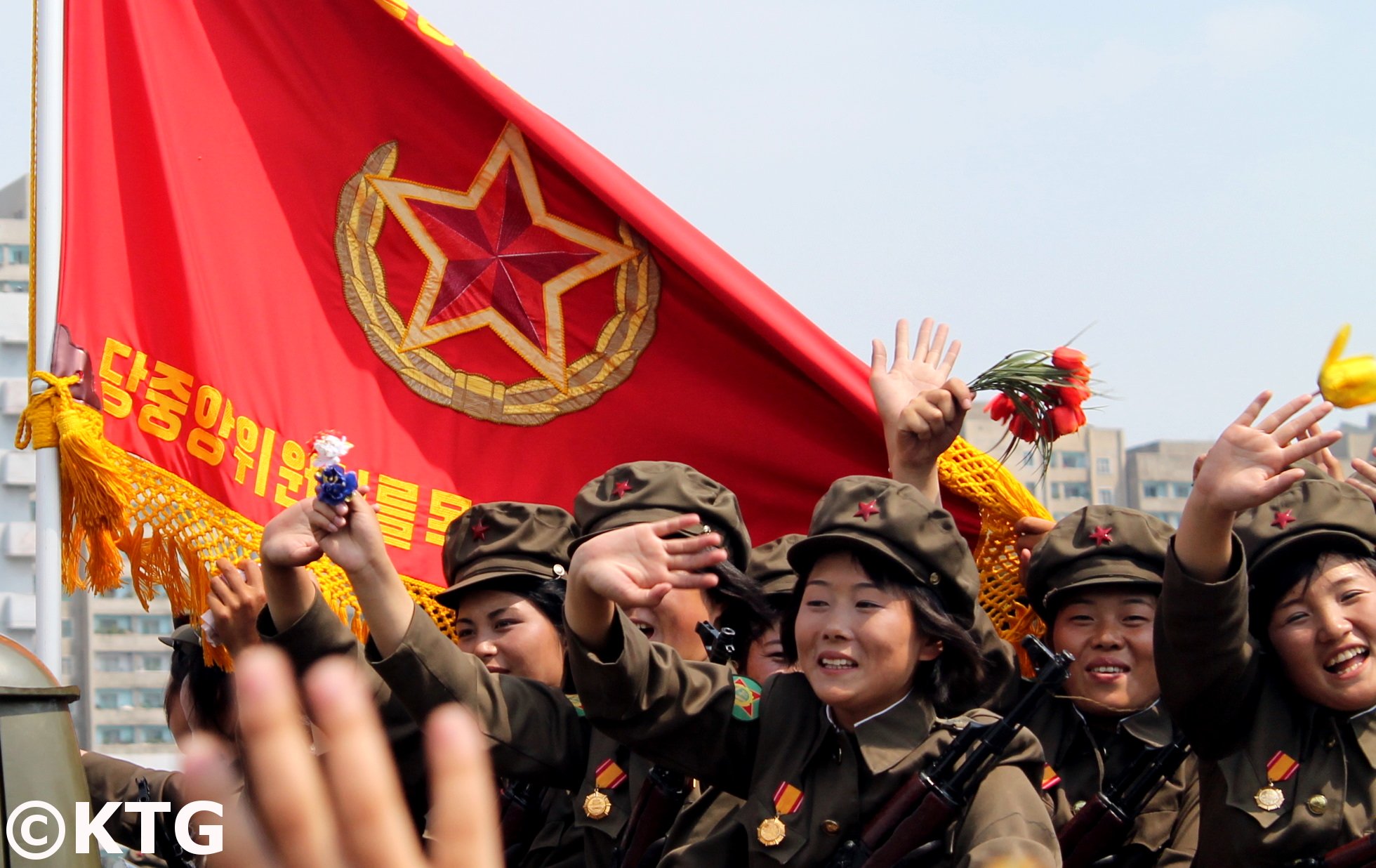 Bandera militar de Corea del Norte. Foto tomada en un desfile mililtar en Pyongyang por KTG