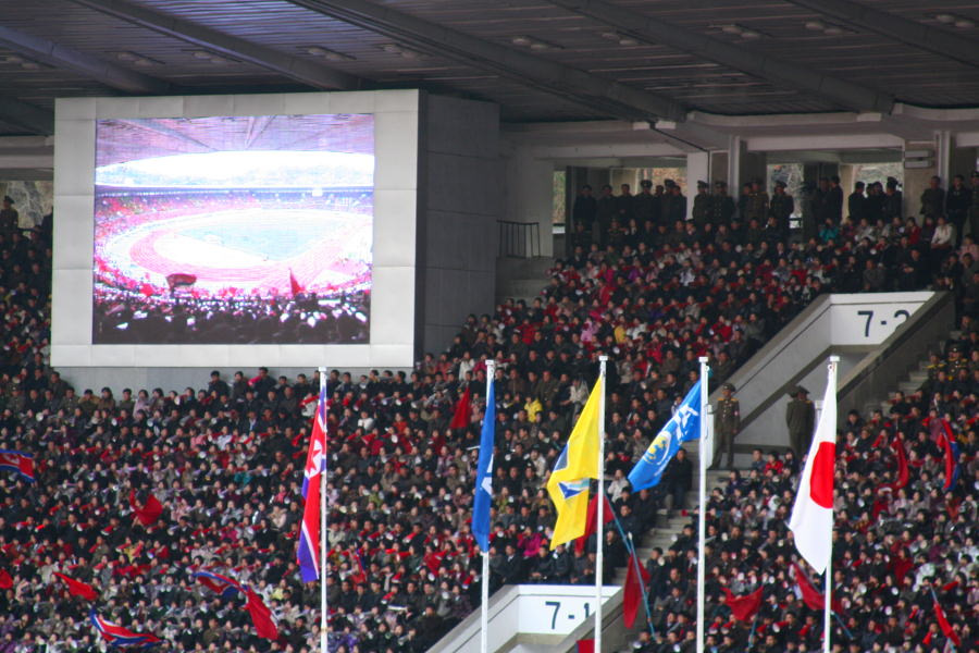 Drapeaux de la RPDC, du Japon et de la FIFA au stade Kim Il Sung