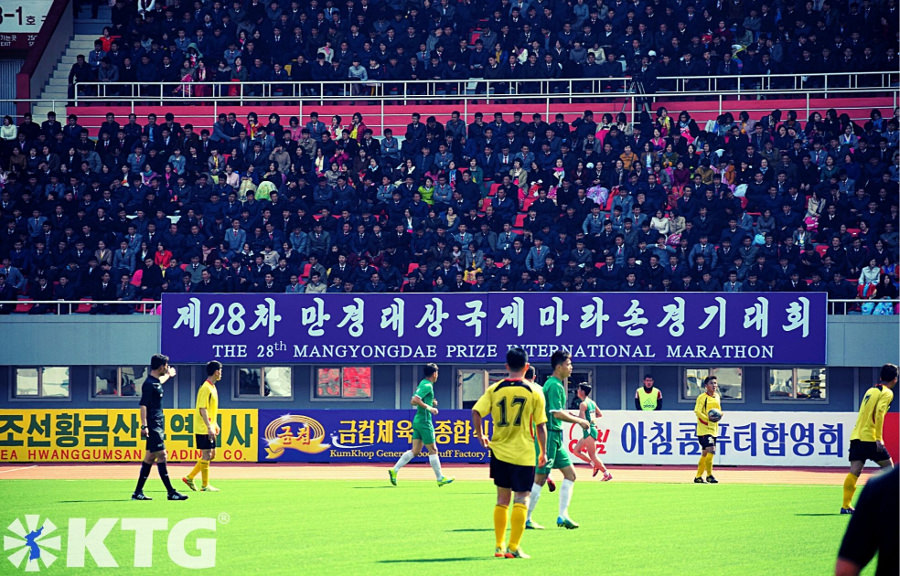 Match de football au stade Kim Il Sung à Pyongyang qui a eu lieu au cours de la Mangyongdae Prize International Marathon c.-à-d. le marathon de Pyongyang en Corée du Nord. Rejoignez le marathon avec KTG Tours!